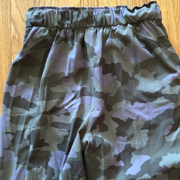 Lululemon sz 4 Keep Moving Pants camo dusky lavender great pre owned condition - Picture 7 of 7